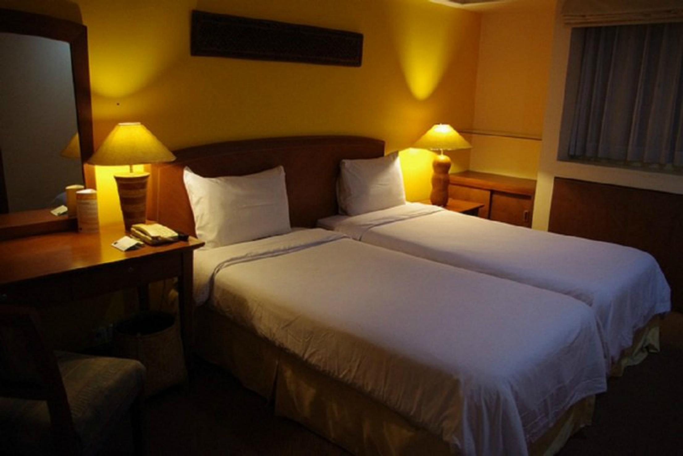 Grand Tropic Suites Hotel Surabaya Esterno foto