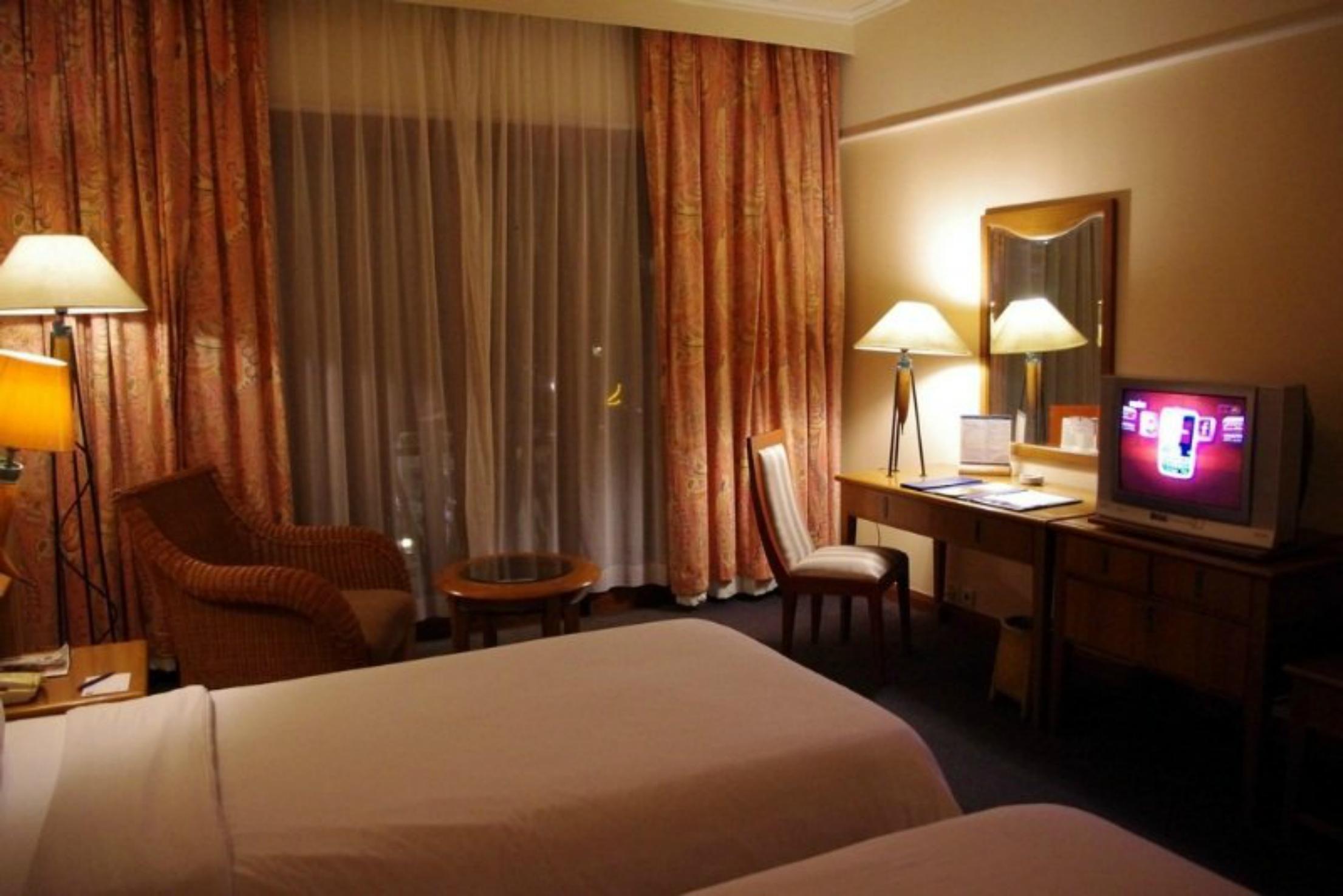 Grand Tropic Suites Hotel Surabaya Esterno foto