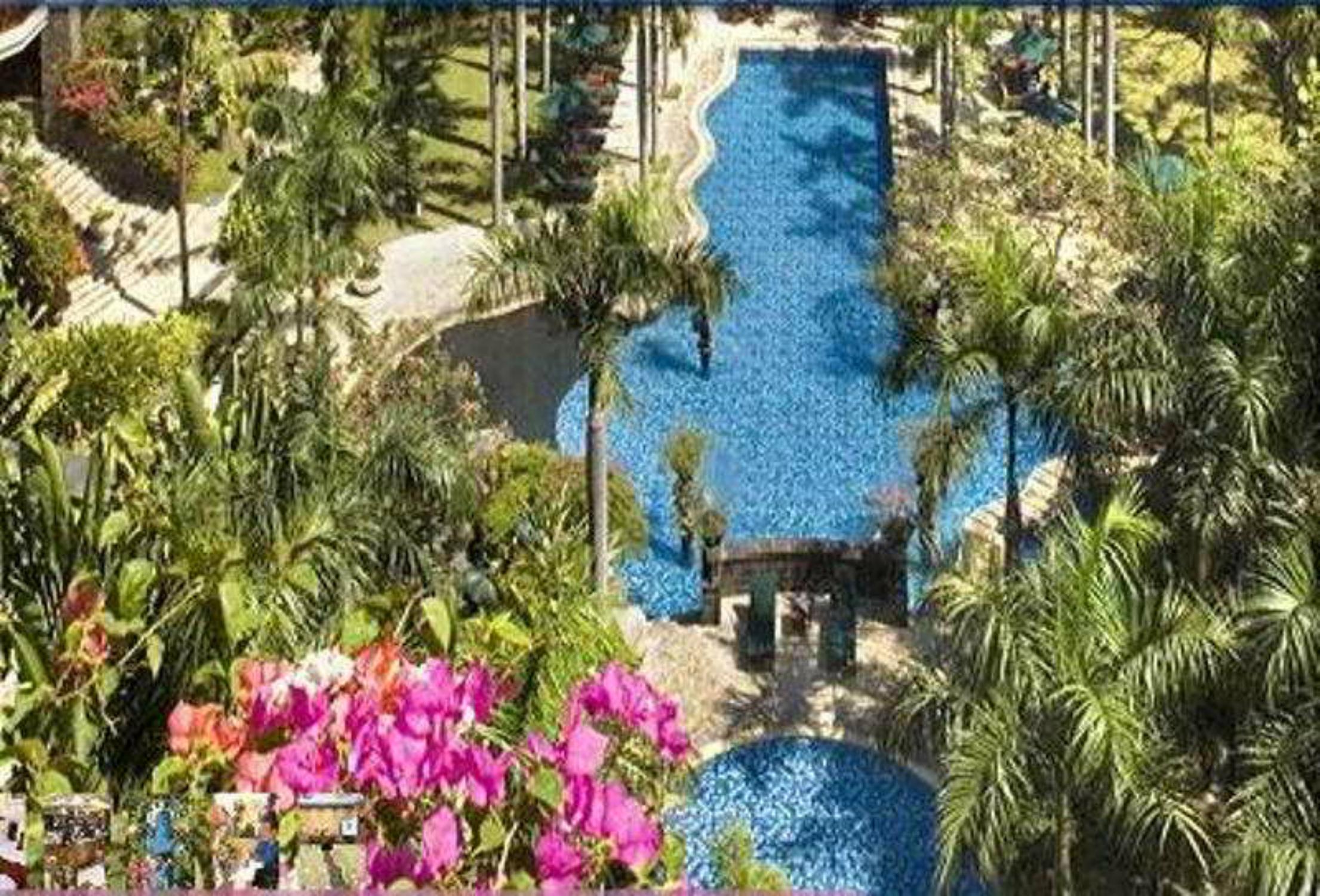 Grand Tropic Suites Hotel Surabaya Esterno foto