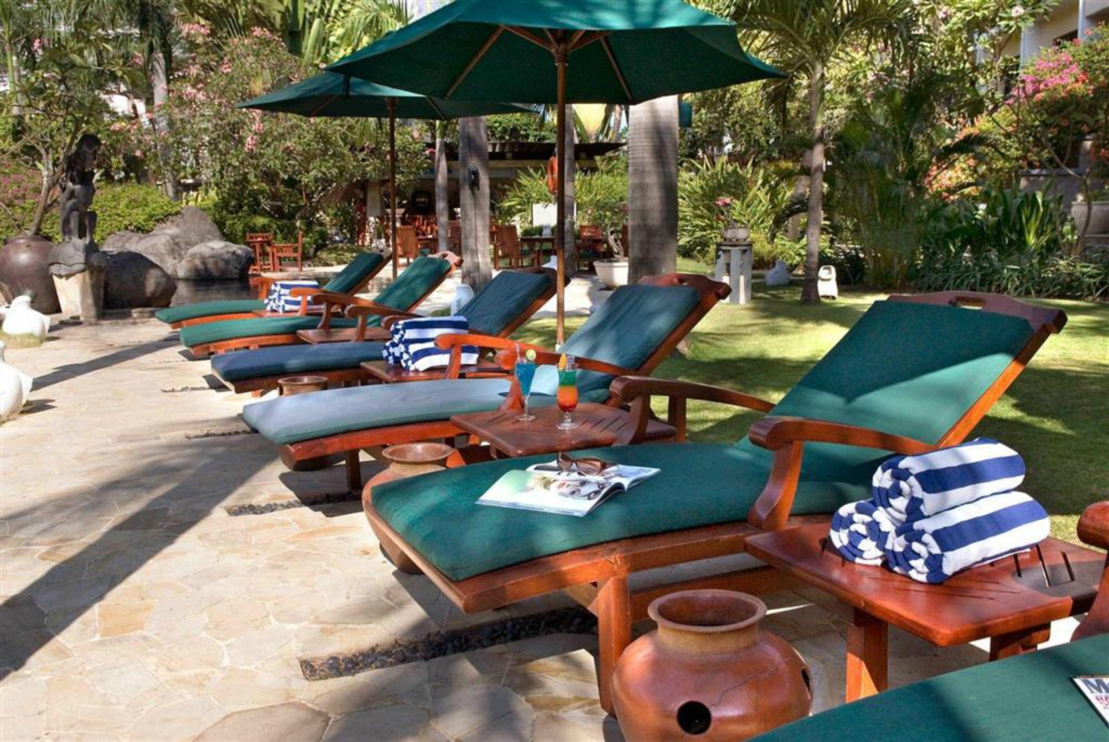 Grand Tropic Suites Hotel Surabaya Esterno foto